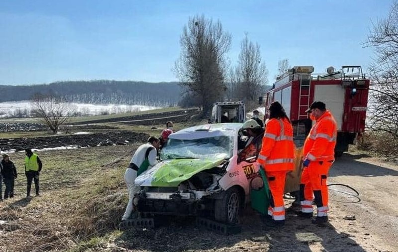 O mașină care participa la Raliul Brașovului a intrat într-un cap de pod. Copilotul bulgar, preluat de un elicopter SMURD