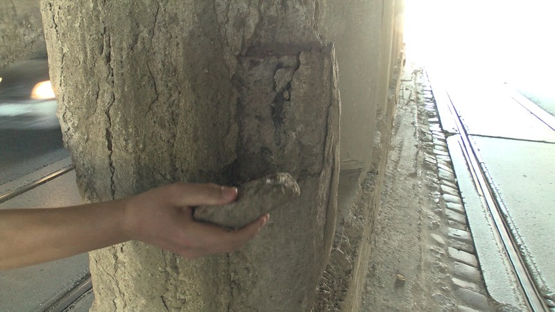 Podul Constanța din București, care are o vechime de peste 70 de ani, a ajuns pericol public. Gradul de degradare este atât de mare încât bucăți din stâlpii de rezistență pot fi rupte cu mâna. Pe sub acest pod trec zilnic câteva mii de mașini, în timp ce pe pod trec trenurile spre și dinspre Constanța.