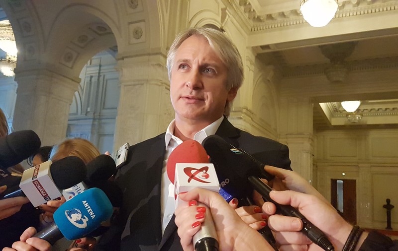 Teodorovici anunţă că Fondul Suveran de Investiţii intră vineri în dezbaterea Guvernului. Salariul minim diferenţiat, posibil pe ordinea de zi, dacă primeşte aviz