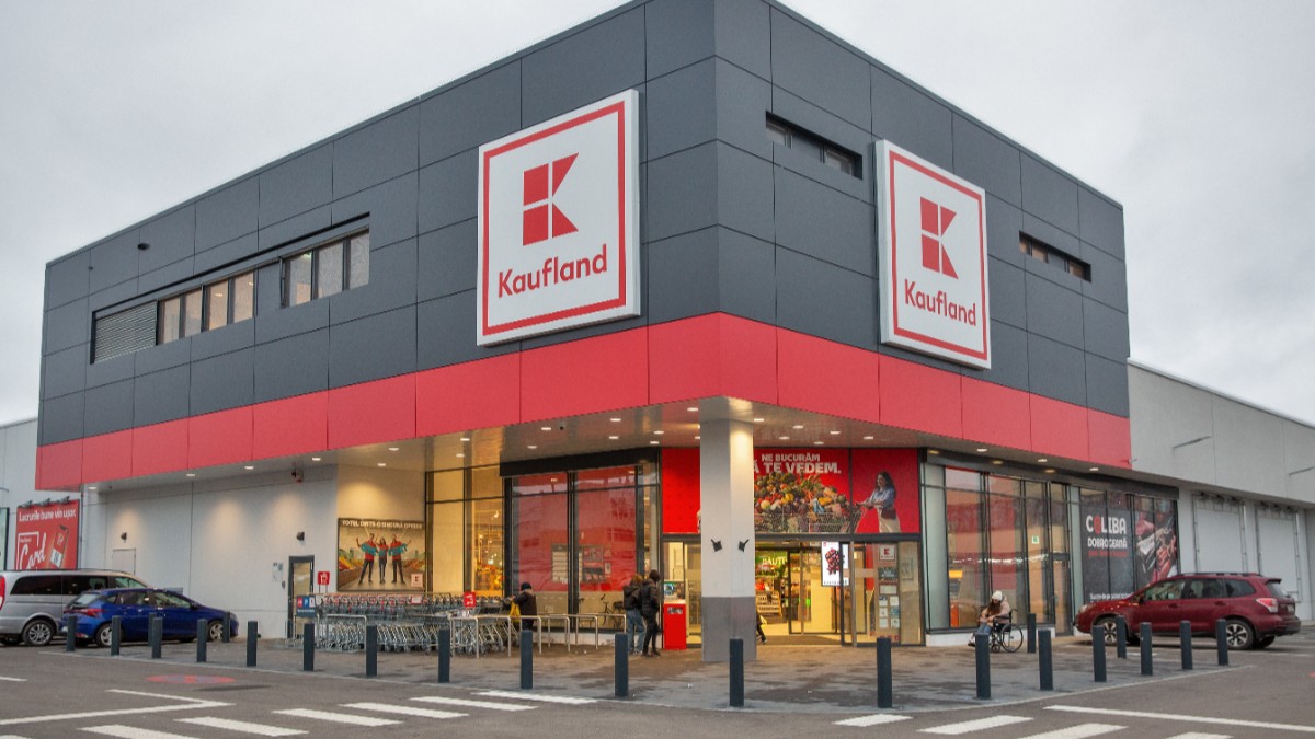 Intrarea într-un supermarket Kaufland