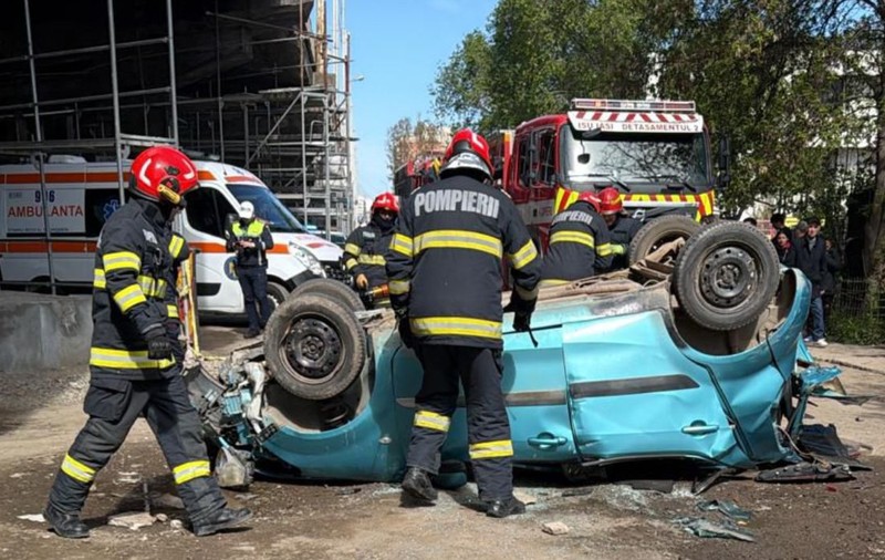 O mașină lovită de un TIR pe podul Bucium din Iași a rupt parapetul și s-a prăbușit pe plafon