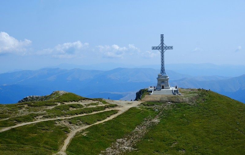 Cum a fost construită Crucea de pe Caraiman şi ce reprezintă
