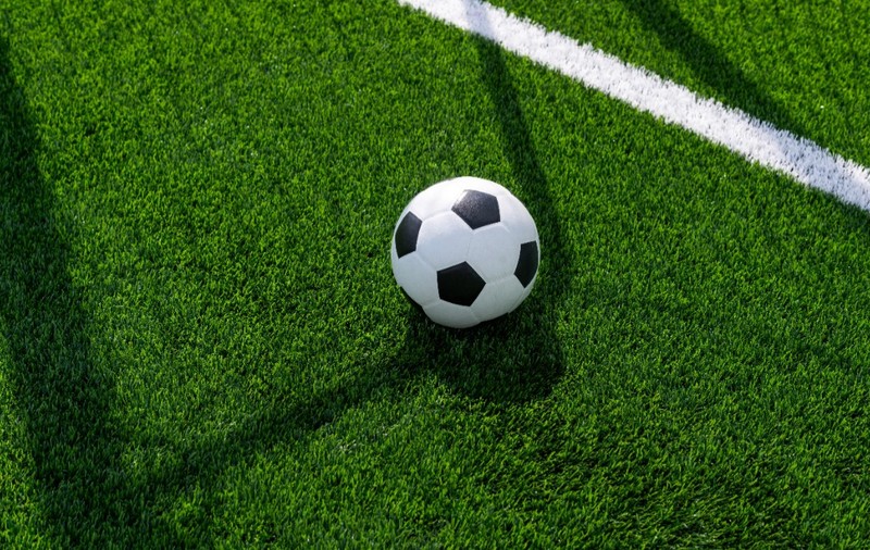 O minge de fotbal pe teren