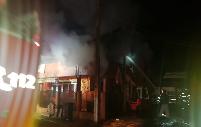 Casa unei cântăreţe de muzică populară, cuprinsă de flăcări. Părinții sunt în stare de șoc: „Ea colecționa costume!”