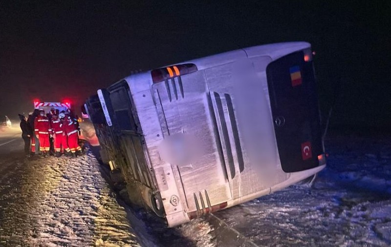 Un autocar s-a răsturnat la ieșirea din localitatea Salcea, județul Suceava