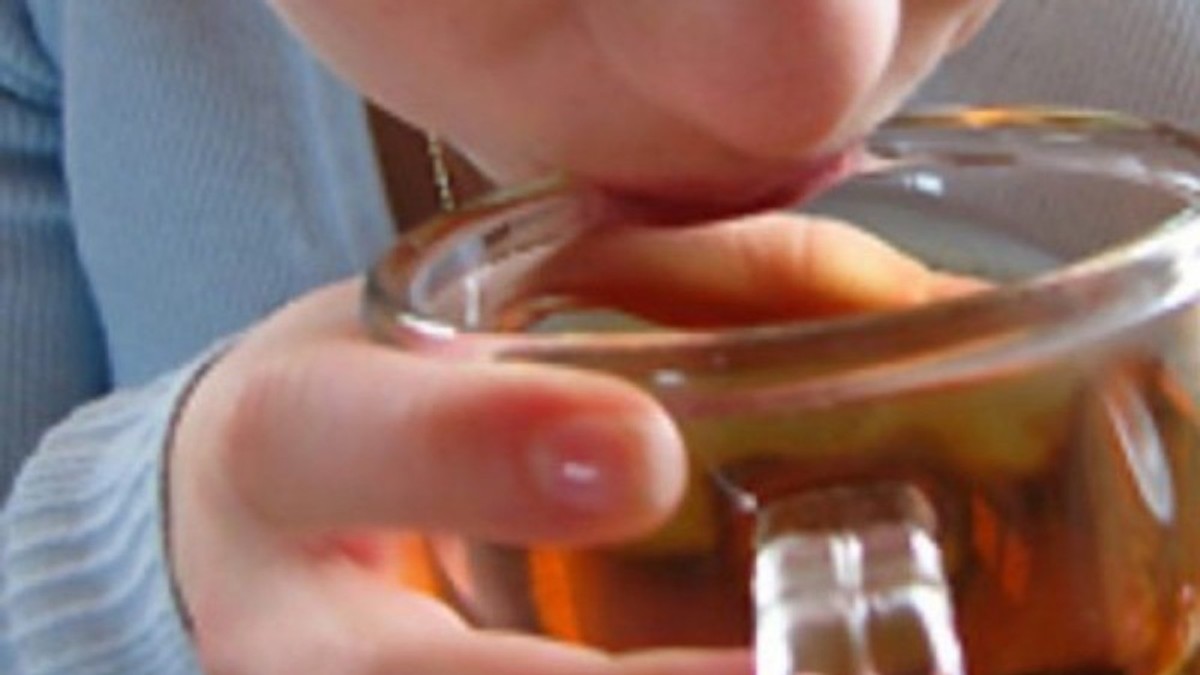Copil adus în comă alcoolică la spitalul din Botoșani. Băiatul de nouă ani a băut bere cu mama lui