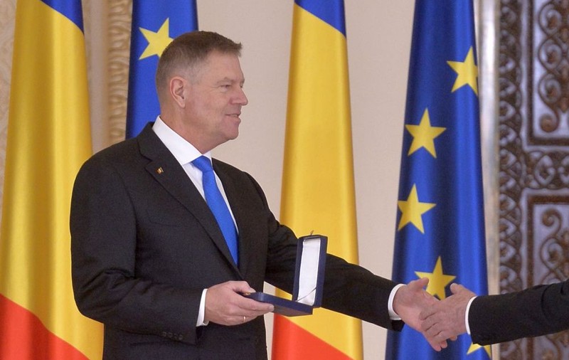 Klaus Iohannis l-a decorat pe disidentul politic Dorin Tudoran. Scriitorul a împlinit 75 de ani