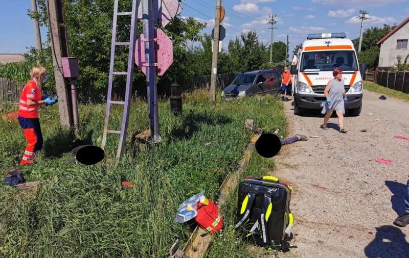 O mașină a fost lovită de tren în județul Bacău. Trei persoane au murit, iar două au fost rănite