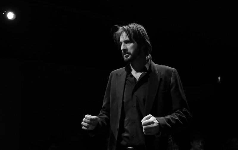 Melodia cântată de oameni când îl văd pe Bogdan Farcaș pe stradă. Actorul e cunoscut de toată țara drept Ciomag din „Clanul”