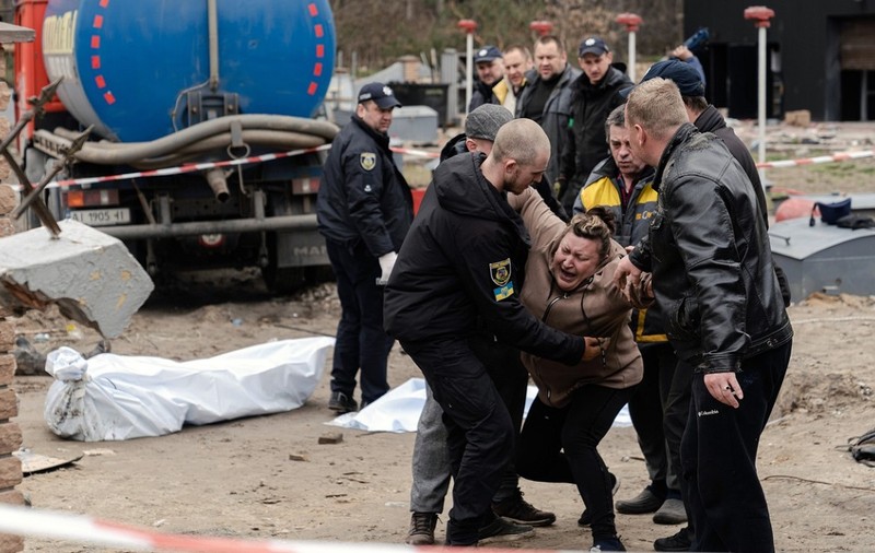 „Sunt pantofii lui!”. Momentul în care o mamă își recunoaște fiul ucis de ruși într-o canalizare, la Buzova, lângă Kiev