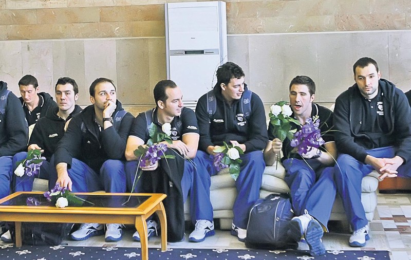 Flori pentru băieţi! S-au întors poloiştii | FOTO
