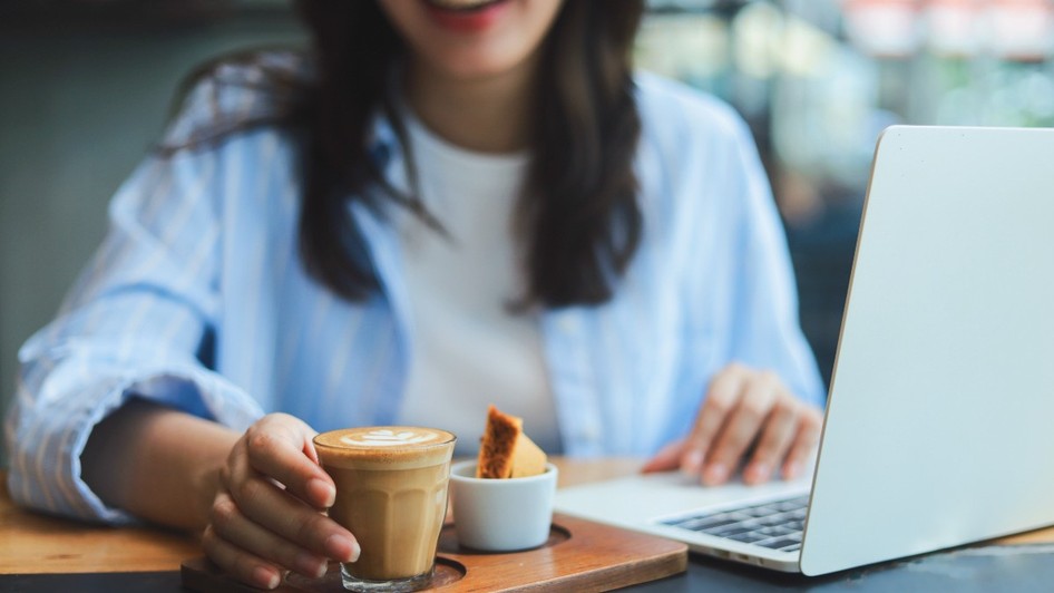 Pentru mulți români, o zi bună începe cu o ceașcă de cafea aburindă. Însă, ceea ce alegem să consumăm alături de această băutură poate influența semnificativ efectele sale asupra organismului.