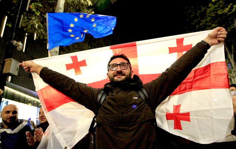 Zeci de mii de manifestanţi pro-UE au mărşăluit în Georgia, înainte de alegeri: „Europa sau întoarcerea la un trecut rusesc incert” | VIDEO