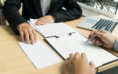 Președintele companiei l-a concediat pe un angajat, ii da un plic alb, pe birou, in timp ce acesta semneaza actele