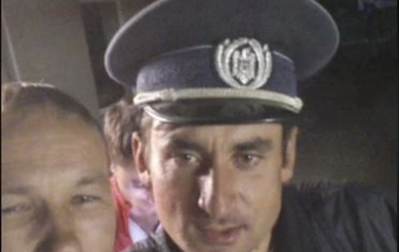 Anchetă internă la IPJ Olt după ce şapca unui polițist a fost folosită la o petrecere