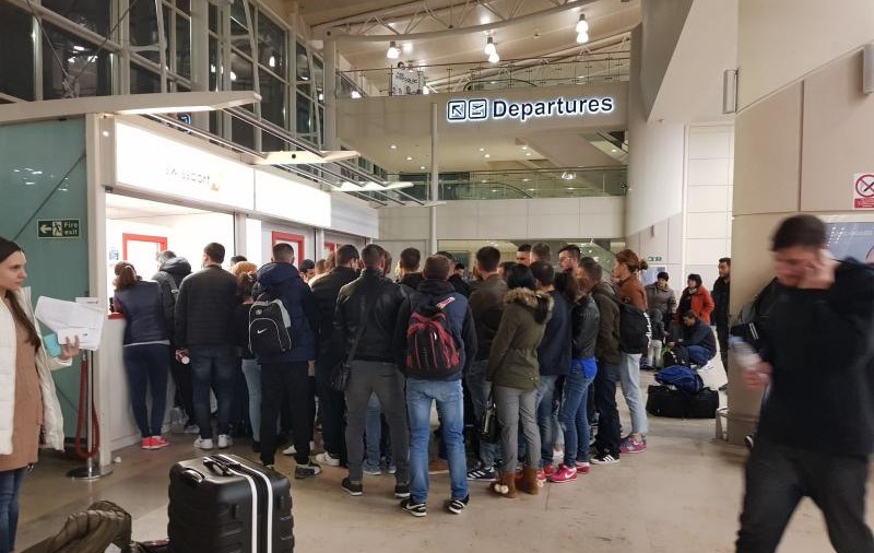 Români blocați pe aeroportul din Liverpool din cauza uraganului Ophelia