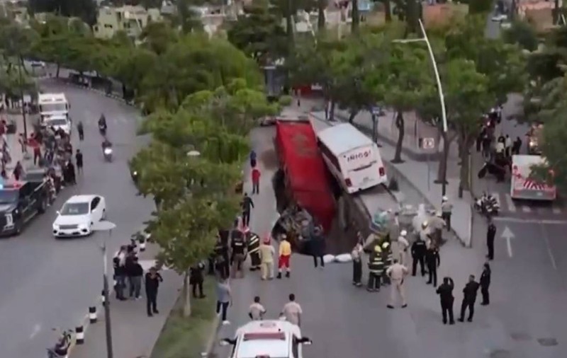 Momentul în care un crater uriaș a înghițit un camion și un autocar, în Mexic: imagini cu groapa lungă de 40 de metri