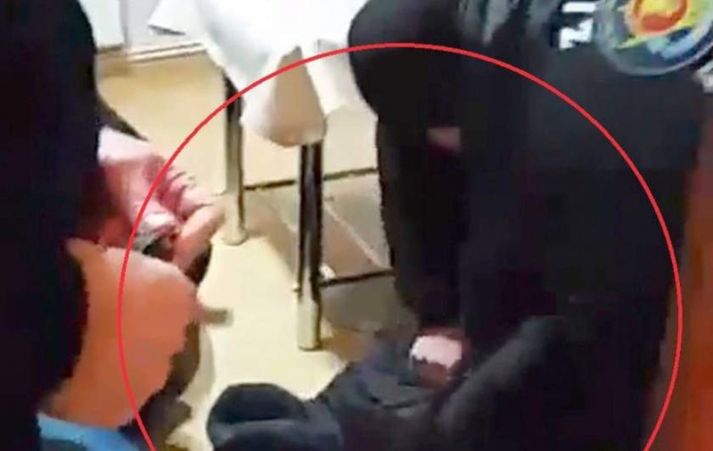 Un hoț s-a descălțat înainte a sparge o pizzerie din Hârșova. Polițiștii l-au găsit ascuns într-o magazie