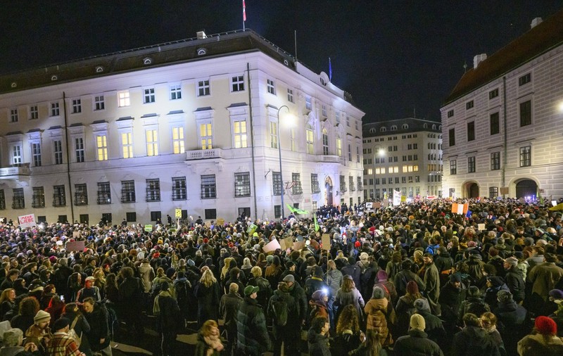 Zeci de mii de oameni au protestat la Viena față de preluarea puterii de extrema dreaptă: „Mi-e teamă pentru Europa, oamenii votează autocraţi nebuni”