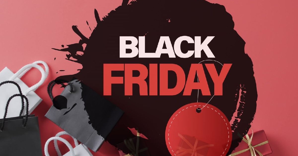 Imagine cu text de Black Friday peste cutii și pungi de cadouri