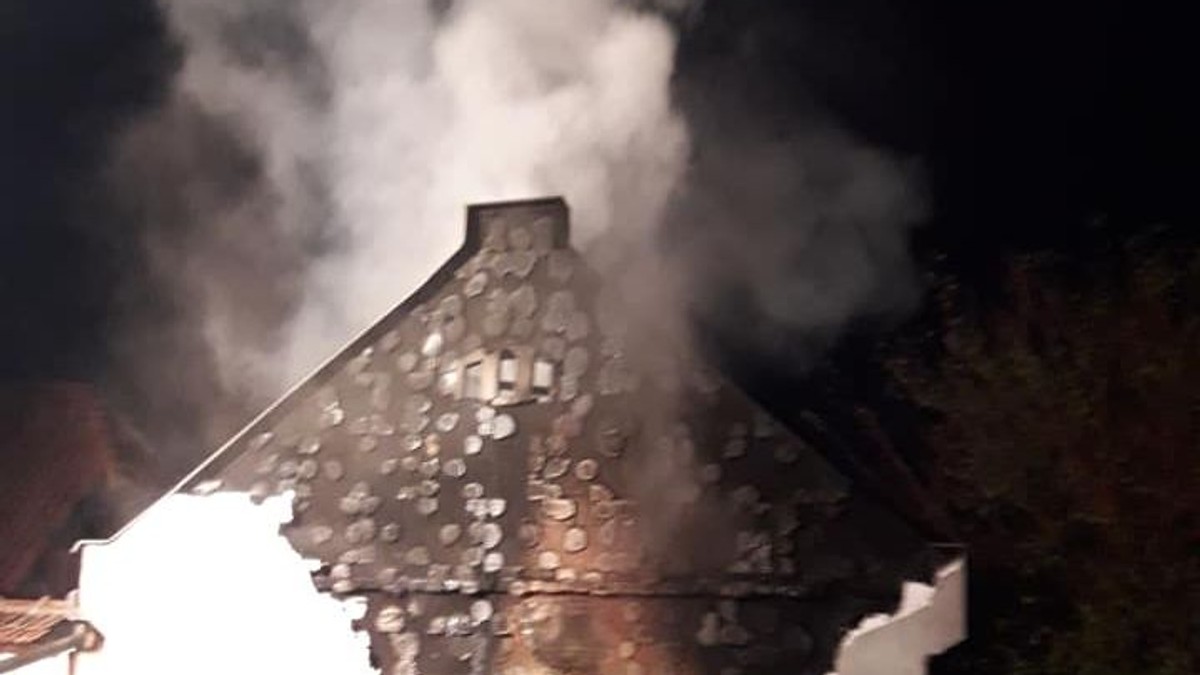 O femeie a murit într-un incendiu izbucnit într-o localitate din Timiș. Dormea și o scânteie a sărit din sobă |FOTO