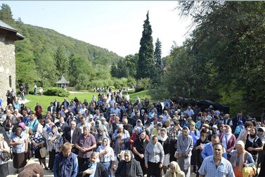 Mii de oameni așteaptă ore-n șir ca să se închine la mormântul părintelui Arsenie Boca de la Mânăstirea Prislop