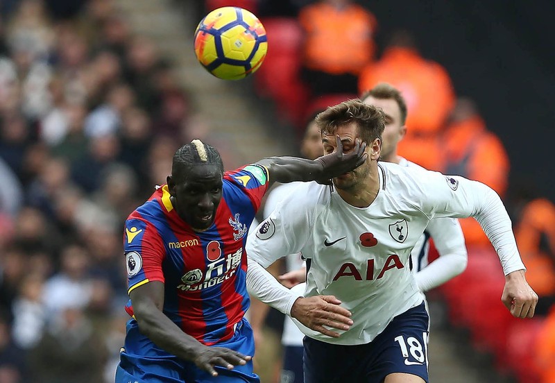 Tottenham Hotspurs' Fernando Llorente (R) and Crystal Palace's Mamadou Sakho (L) in action during the English Premier League soccer match at Wembley Stadium