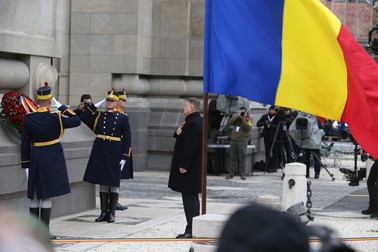 Klaus Iohannis a depus o coroană flori la Arcul de Triumf. (Foto Libertatea / Dumitru Angelescu)