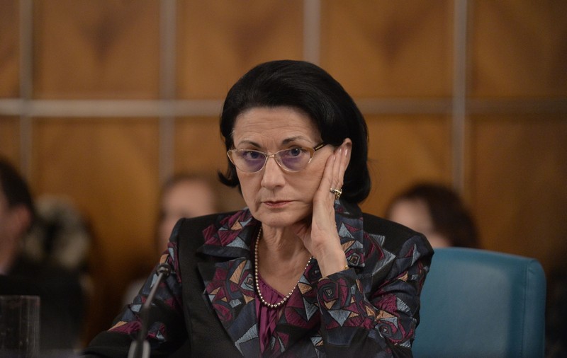 Cazul Caracal. Ecaterina Andronescu a fost demisă după ce a spus că „a învăţat de acasă să nu urce cu un străin în maşină”