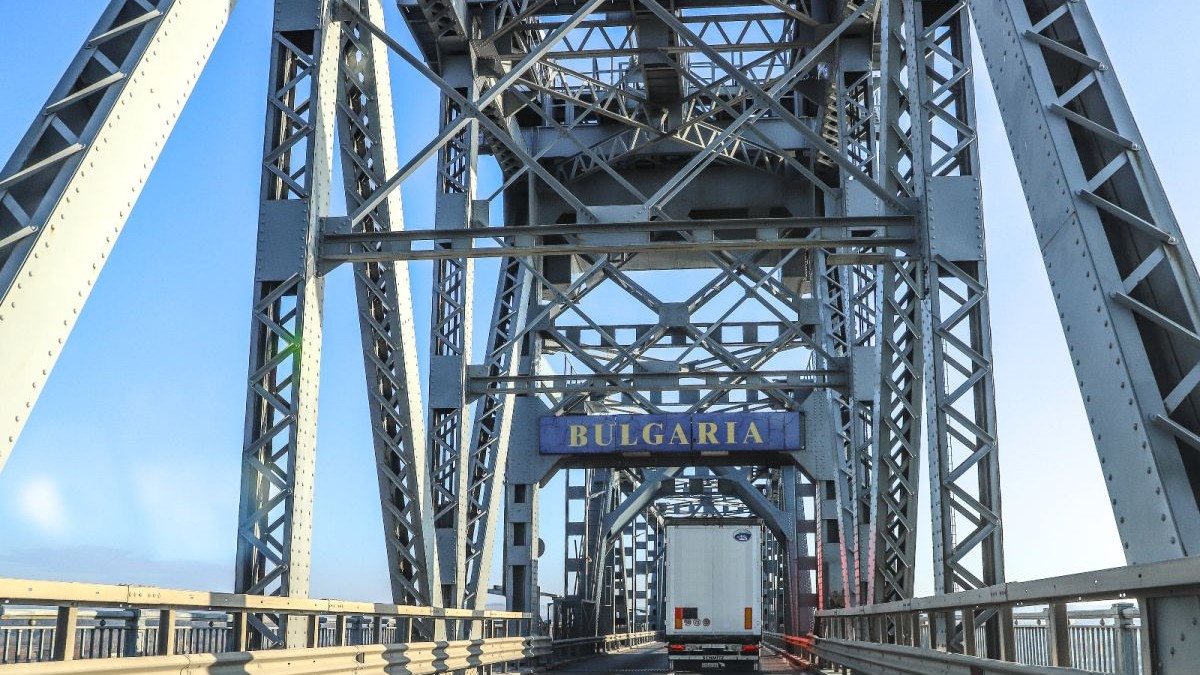 Imagine cu podul Prieteniei Giurgiu - Ruse. În imagini se vede și o plăcuță pe care scrie „Bulgaria”, dar și un TIR