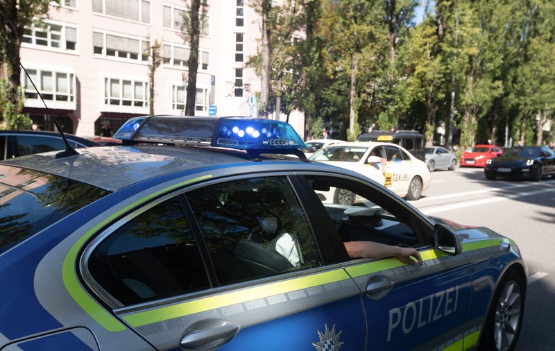 Un român mort de beat a vrut să-și împingă mașina care mergea, după ce a provocat un accident în Austria