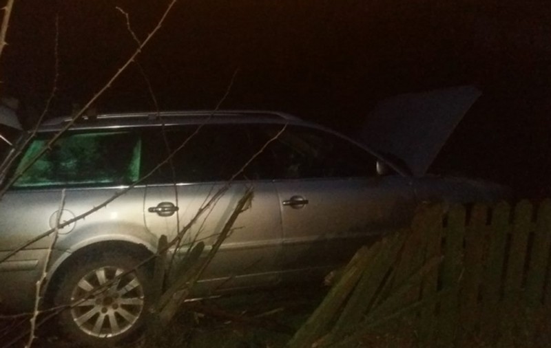 Un bărbat din Iaşi a adormit la volan şi a intrat cu maşina într-o curte