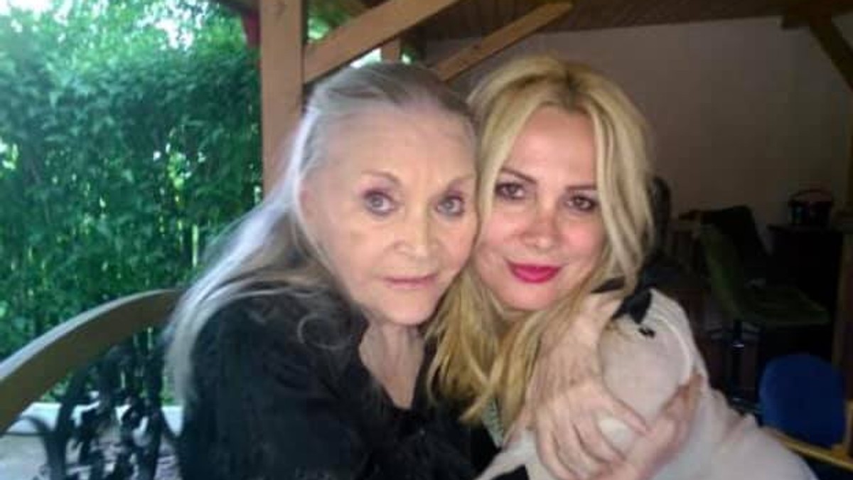Anunțul făcut de Dana Săvuică înainte de incinerarea Zinei Dumitrescu. Ce se întâmplă în locul din fața Casei de Modă Venus | FOTO