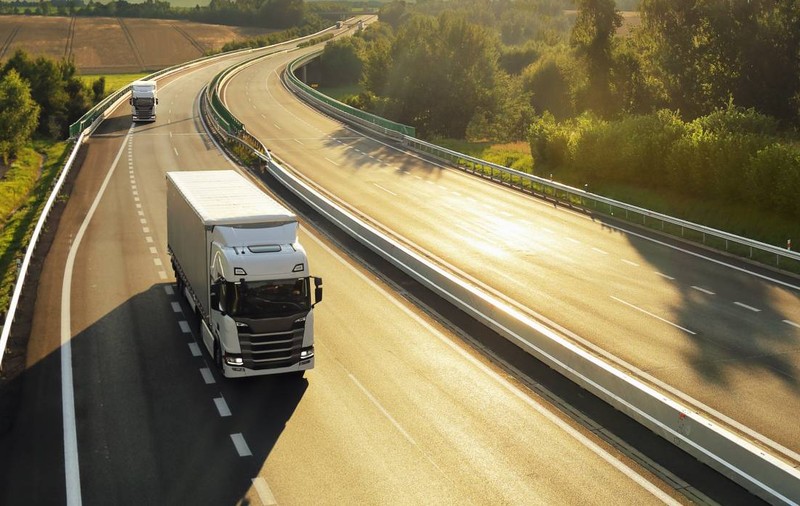 Un șofer român de TIR a fost amendat cu 40.000 de euro după ce a condus până la 14 ore pe zi și a scos cardul din tahograf ca să nu fie prins, în Germania