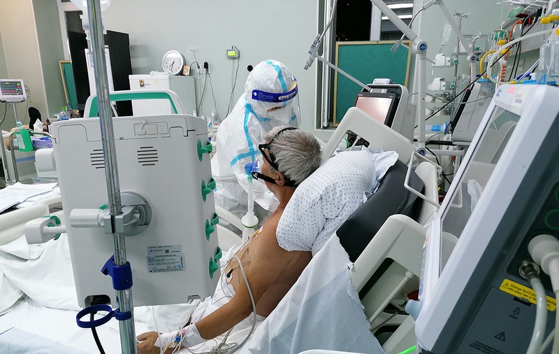 Am stat o zi în secţia COVID, ca să nu stai şi tu. Am vorbit nu cu medicii, ci cu infirmierele și asistenții, iar furia și frustrarea lor sunt imense