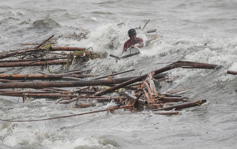 GALERIE FOTO| Cel puțin 14 persoane au murit în Filipine din cauza taifunului Mangkhut
