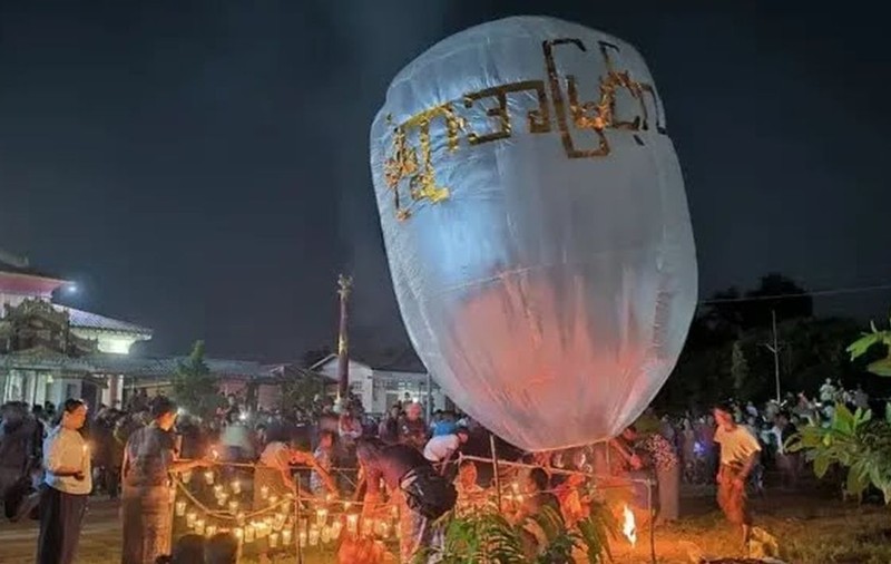 Cel puțin 24 de oameni au murit după ce armata a aruncat cu bombe dintr-un paramotor asupra oamenilor de la un festival budist