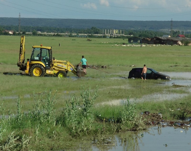 Ploile au făcut ravagii în țară! Mașini luate de viitură și zeci de gospodării inundate FOTO