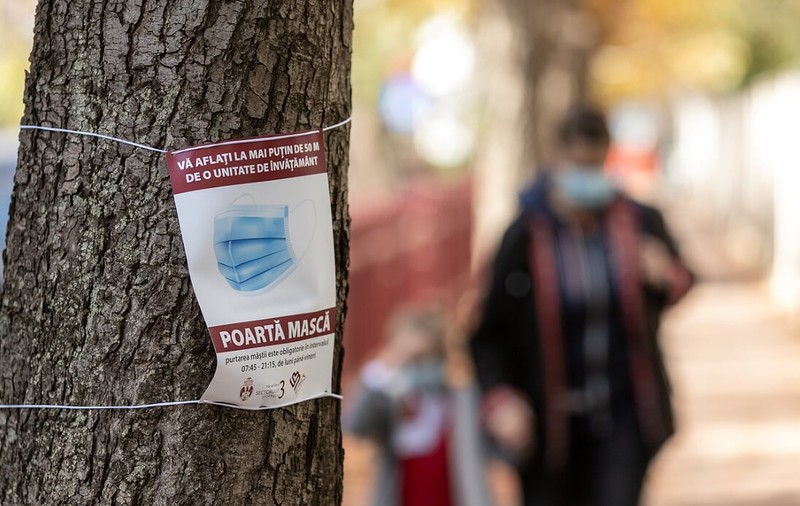 Sute de școli din București, fără marcaje care să anunțe că în preajma lor trecătorii trebuie să poarte mască. Prefectura: „Primăriile riscă sancțiuni”. Cine a rămas „corigent”