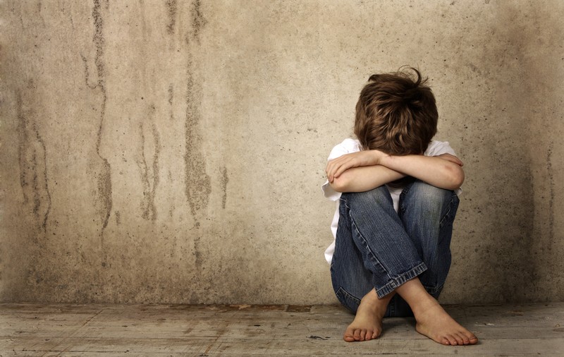 Imagini șocante cu rănile provocate de mama criminală din Cluj. Fratele băiețelului omorât în bătaie e plin de vânătăi