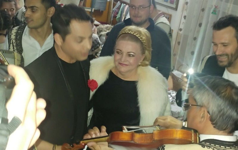 EXCLUSIV / Jean de la Craiova și Maria Cârneci au ”antrenat” un taraf lăutăresc. Artiștii și-au ”încălzit” vocile în culise, pauza dintre aparițiile scenice
