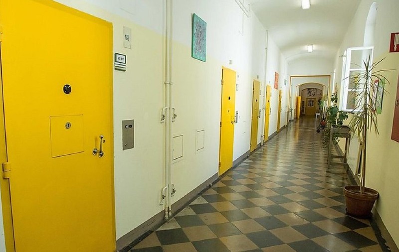 Un adolescent român și-a abuzat și torturat zile întregi colegul de celulă și i-a ras sprâncenele, într-o închisoare din Austria