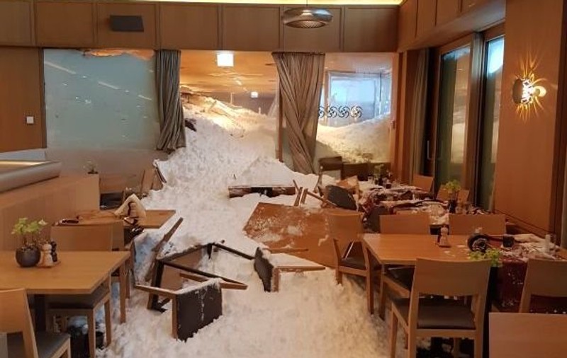 FOTO | O avalanşă a trecut prin restaurantul unui hotel din Elveția și a făcut prăpăd. S-a întâmplat în timp ce oamenii mâncau