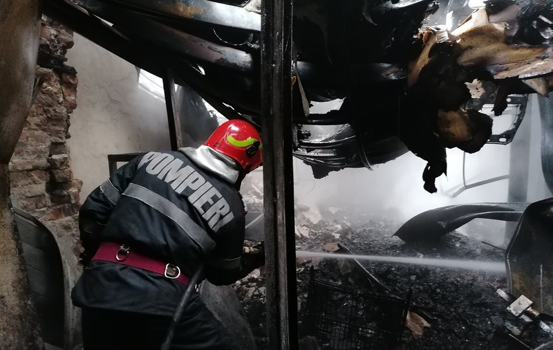 O persoană a fost rănită și peste 200 de animale au murit într-un incendiu la o fermă din Brăila