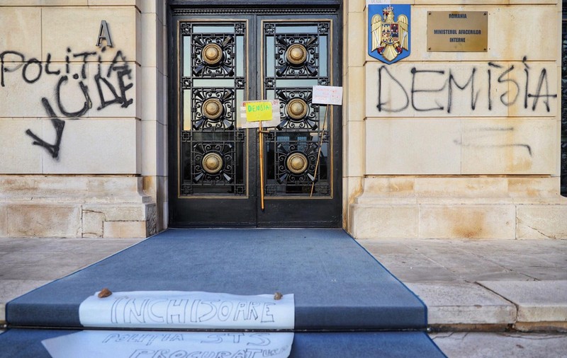 Protestatarii au scris cu graffitti pe sediul MAI: ”Poliția ucide”
