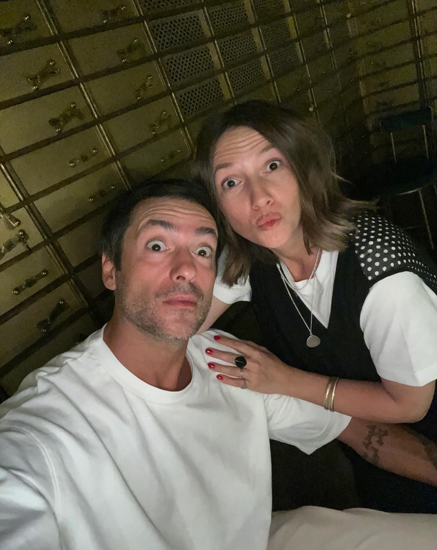 Radu Vâlcan s-a sărutat cu altă femeie sub privirile Adelei Popescu. Soțul vedetei, ipostază rară într-o comedie românească