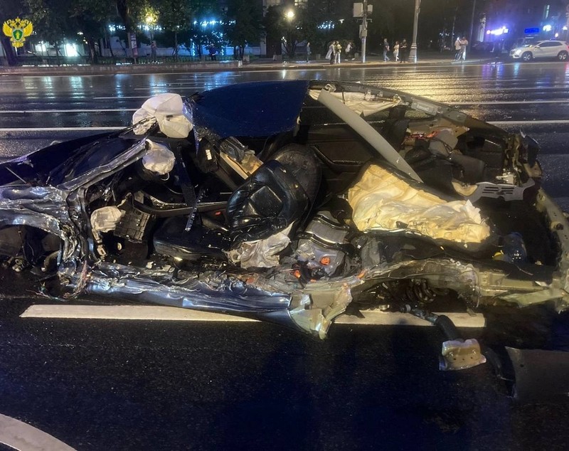 Cum arată o Tesla care a intrat pe contrasens într-o Toyota Land Cruiser. Șoferul mașinii electrice a murit, în accidentul de la Moscova