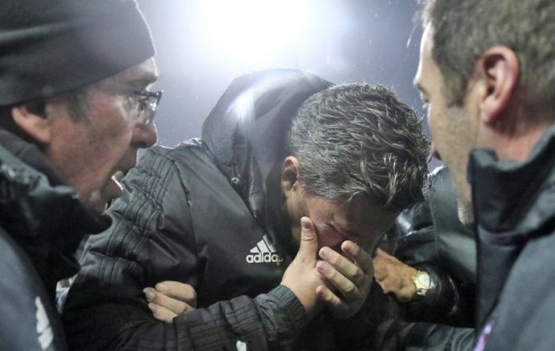 UPDATE. Incidente la PAOK - Olympiacos! A fost arestat fanul care l-a accidentat pe antrenorul oaspeților. Rezultatul va fi decis la comisii / VIDEO
