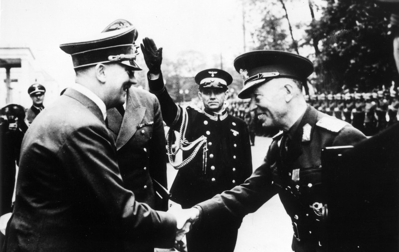 Dosar penal după ce trei preoți din Vaslui au susținut o slujbă de comemorare a mareșalului Ion Antonescu