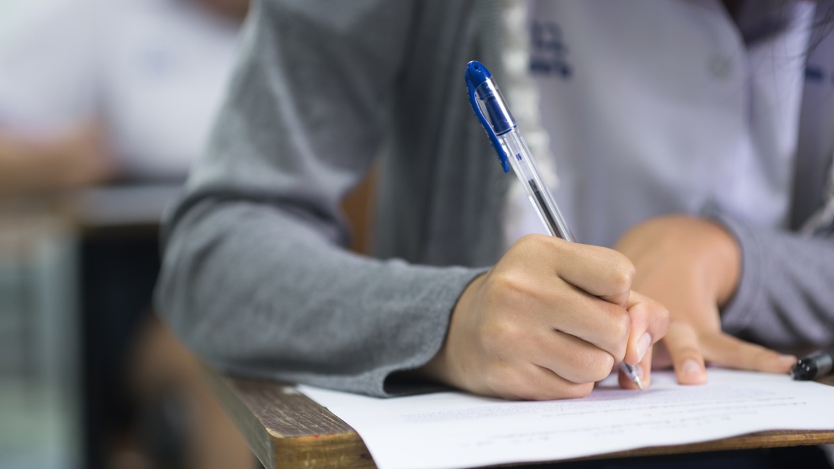 Student care susține un examen scris